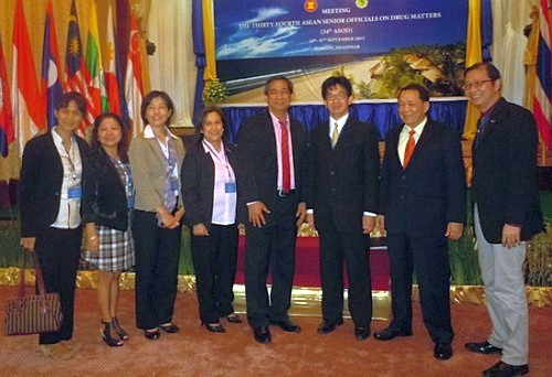 The Philippine delegation with the Japanese